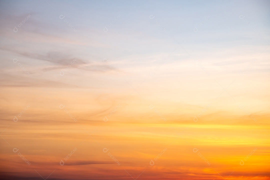 Nuvens douradas laranja e luz solar no céu azul perfeito