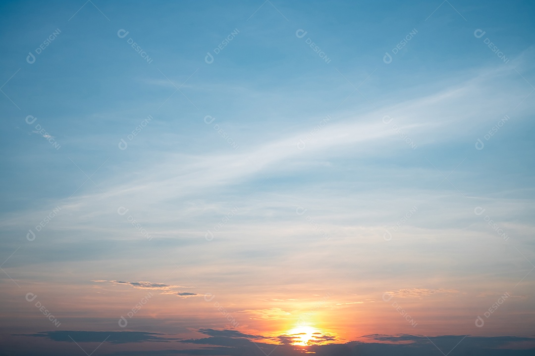 Céu lindo com sol nascendo