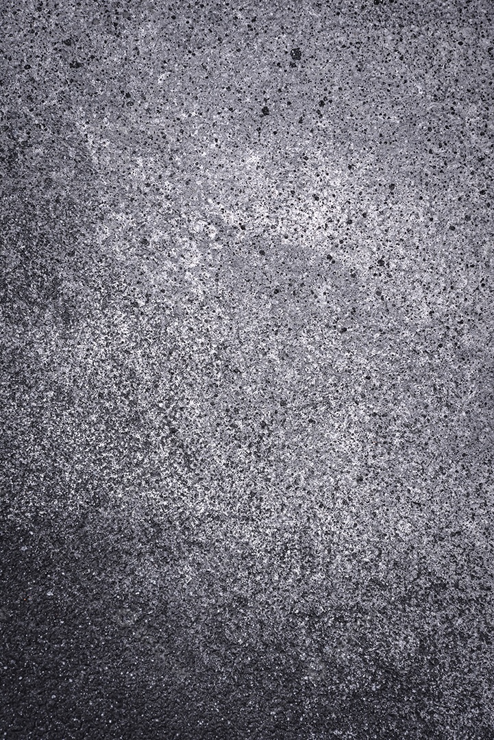 Placa cerâmica redonda vazia como um item de utensílios de cozinha sobre um fundo de concreto texturizado