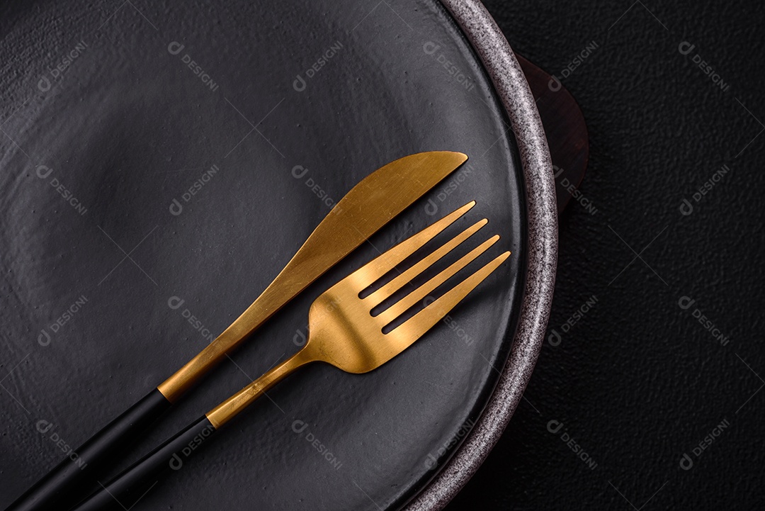 Placa cerâmica redonda vazia como um item de utensílios de cozinha sobre um fundo de concreto texturizado