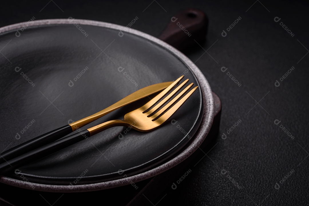 Placa cerâmica redonda vazia como um item de utensílios de cozinha sobre um fundo de concreto texturizado