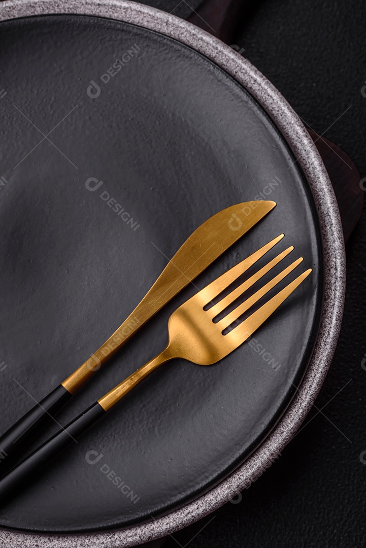 Placa cerâmica redonda vazia como um item de utensílios de cozinha sobre um fundo de concreto texturizado