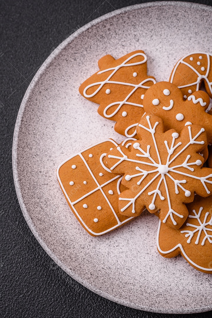 Deliciosos biscoitos de gengibre com mel, gengibre e canela. Composição de inverno