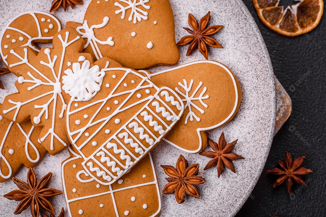 Deliciosos biscoitos de gengibre com mel, gengibre e canela. Composição de inverno