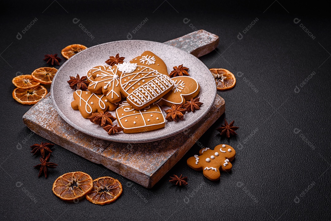 Deliciosos biscoitos de gengibre com mel, gengibre e canela. Composição de inverno