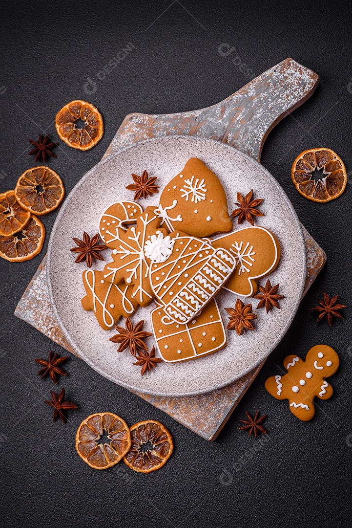 Deliciosos biscoitos de gengibre com mel, gengibre e canela. Composição de inverno