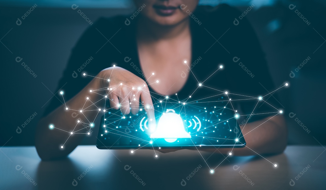 Empresária tocando Inteligência Artificial IA em dados em fundo escuro