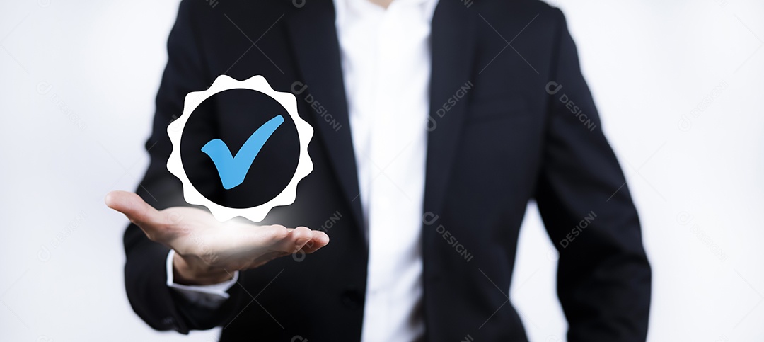 Mão do empresário mostra o sinal do serviço de qualidade superior Garantia em fundo preto IA