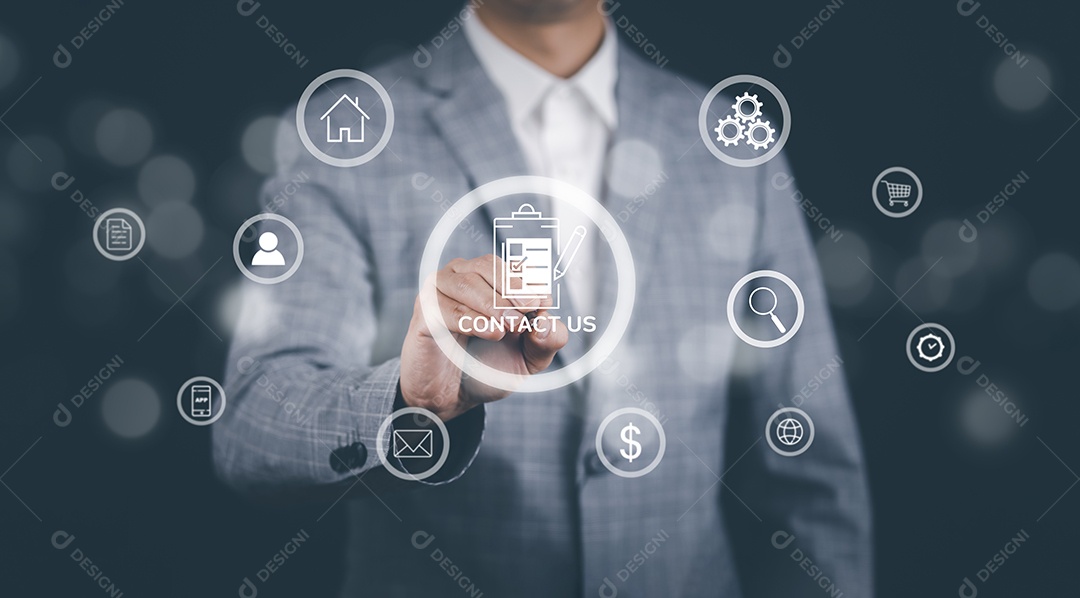 Empresário tocando Inteligência Artificial IA em dados em fundo escuro