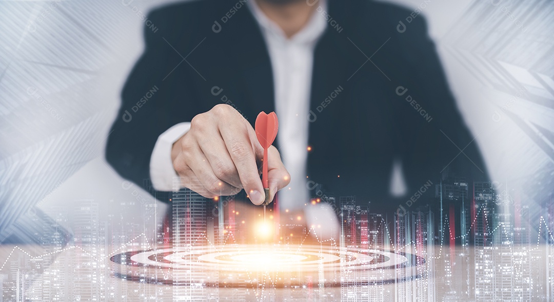 Mão de empresário segurando dardo vermelho no alvo virtual IA