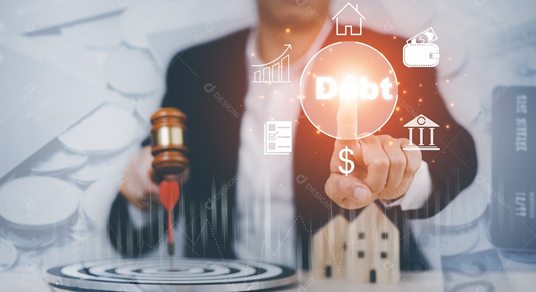 Mão de empresário segura martelo de juiz de madeira velho com modelo de casa de madeira Mini do modelo na mesa de madeira