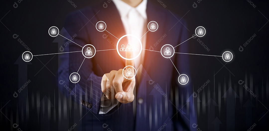 Empresário tocando Inteligência Artificial IA em dados em fundo escuro