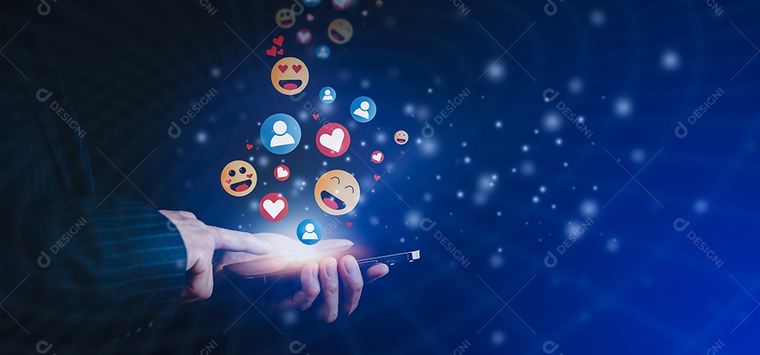 Mão de empresário toca smartphone com um holograma de emojis em seu smartphone