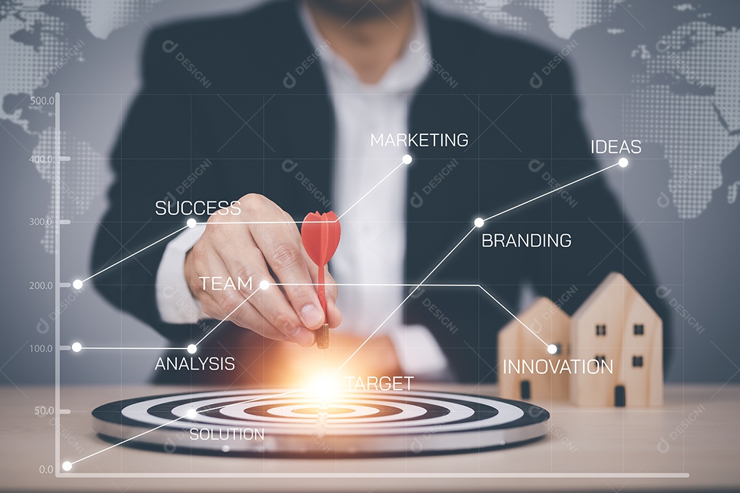 Criatividade e inovação empresário segurando dardos com casa de madeira na mesa IA