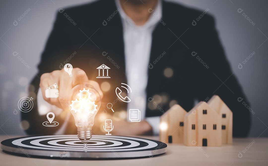 Criatividade e inovação empresário segurando lâmpada com casa de madeira na mesa IA