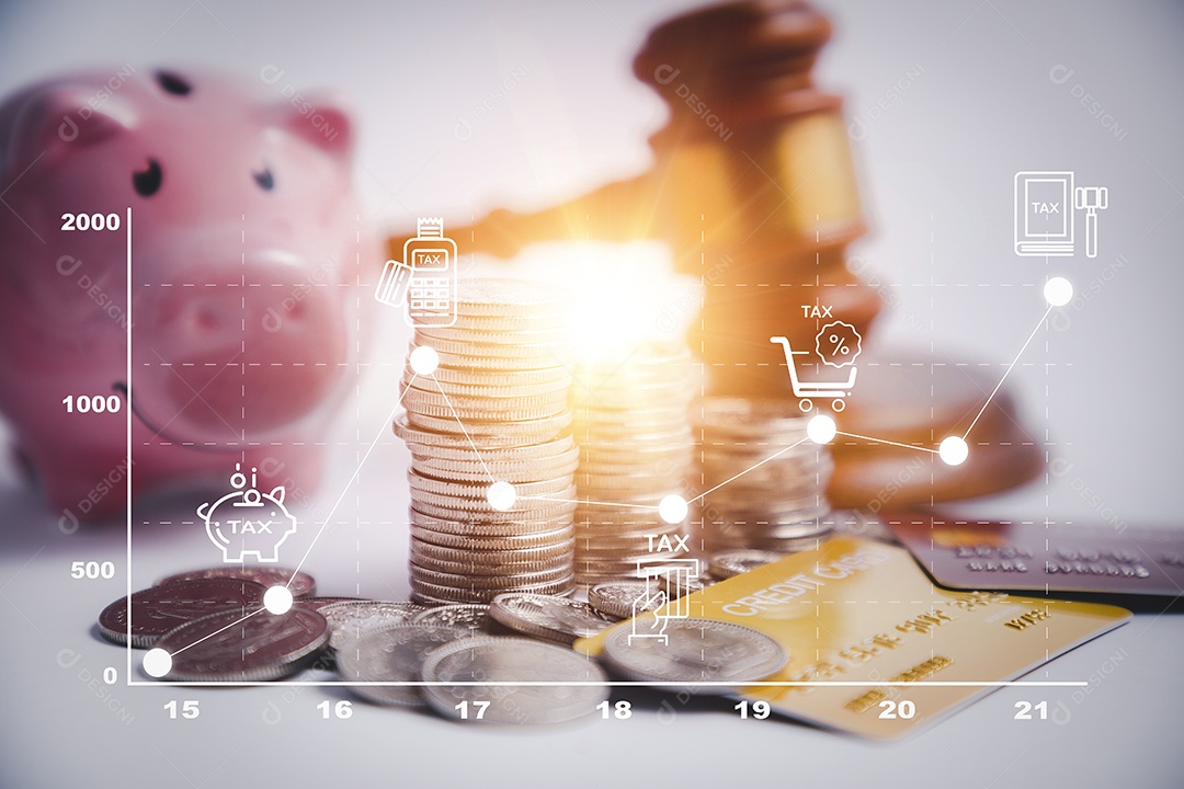 Martelo de juiz de madeira antigo com visto de cartão de crédito e ícone de imposto do modelo na mesa de madeira IA