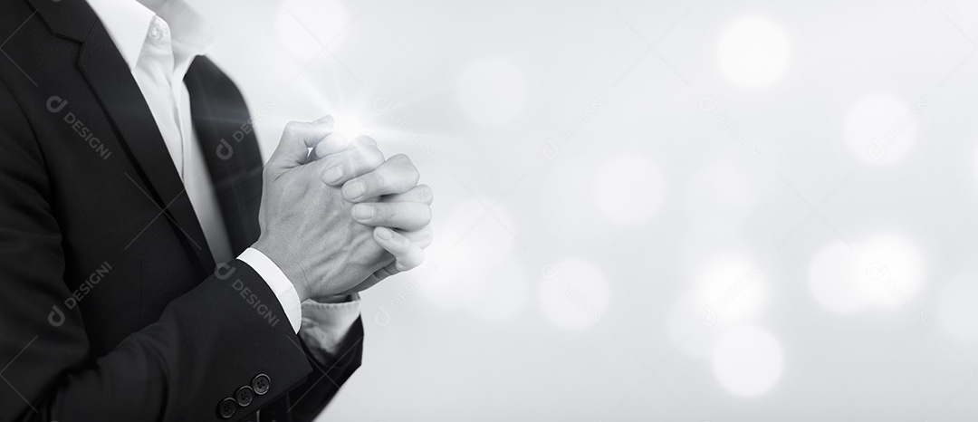 Empresário mão orando e adorando a DEUS Usando as mãos para orar no fundo preto e branco