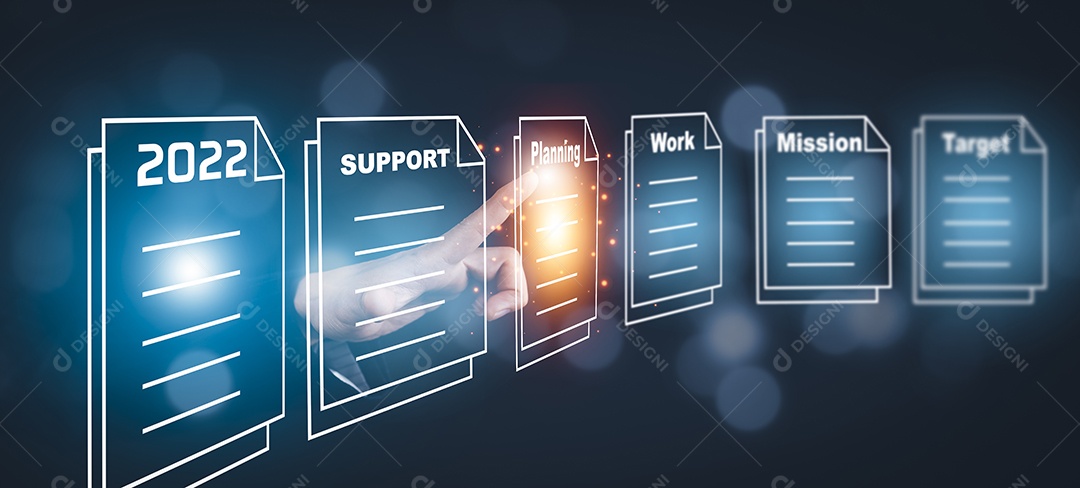 Empresário usando dedo para tocar pastas do sistema de gerenciamento de documentos IA