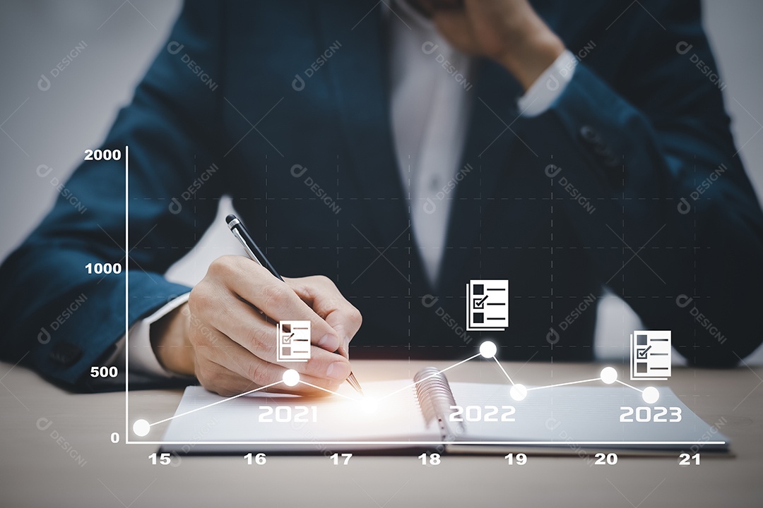 Empresário usando caneta escreve pasta do sistema de gerenciamento de documentos IA