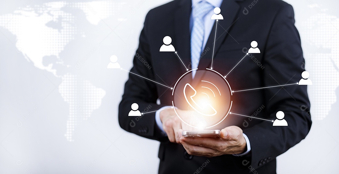 Empresário segurando ícone de telefone e RH Humano IA