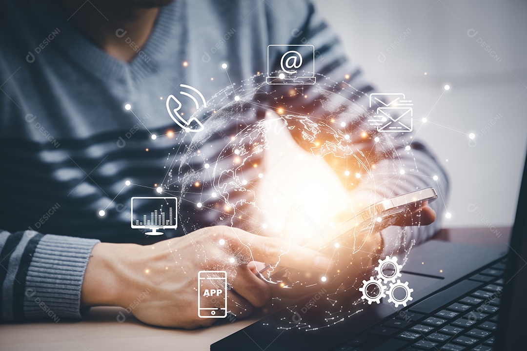 Mão de empresário toca smartphone com um holograma em seu smartphone IA