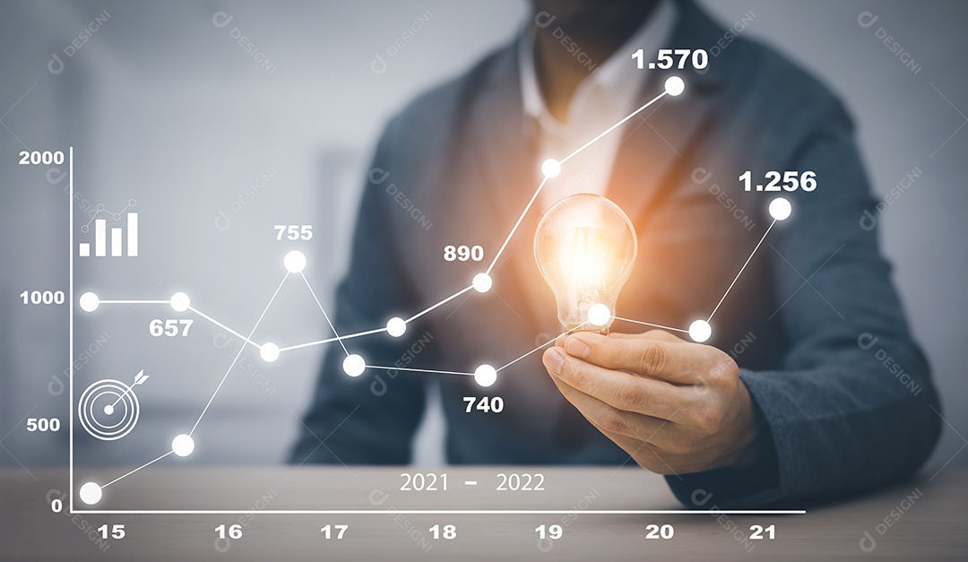 Empresário segurando lâmpada ideia inovadora de inspiração da tecnologia online IA