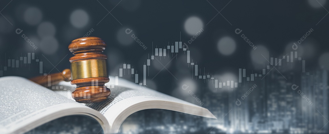 Martelo de juiz de madeira antigo com modelo de casa de madeira em miniatura do modelo sobre mesa de madeira IA