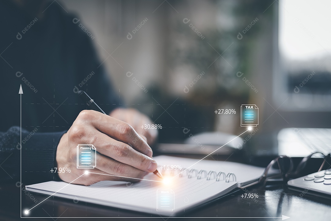 Homem usando caneta escreve projeto e pasta do Sistema de Gerenciamento de Documentos IA