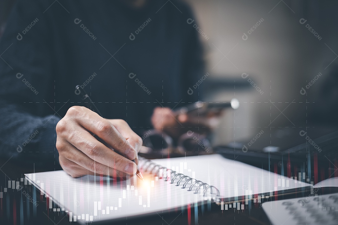 Homem usando caneta escreve projeto e pasta do Sistema de Gerenciamento de Documentos IA