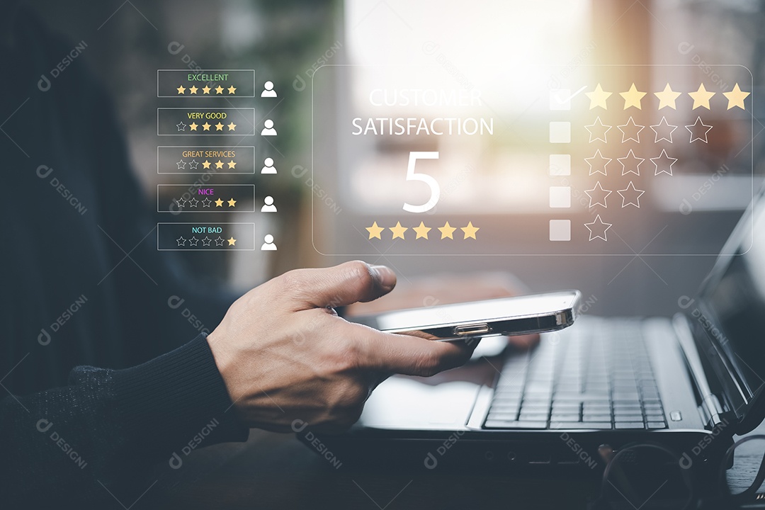 Homem toca smartphone com conceito de pesquisa de satisfação do cliente IA