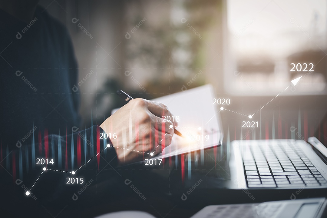 Homem usando caneta escreve projeto e pasta do Sistema de Gerenciamento de Documentos IA