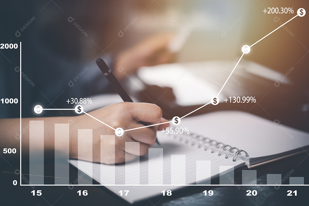 Homem usando caneta escreve projeto e pasta do Sistema de Gerenciamento de Documentos IA