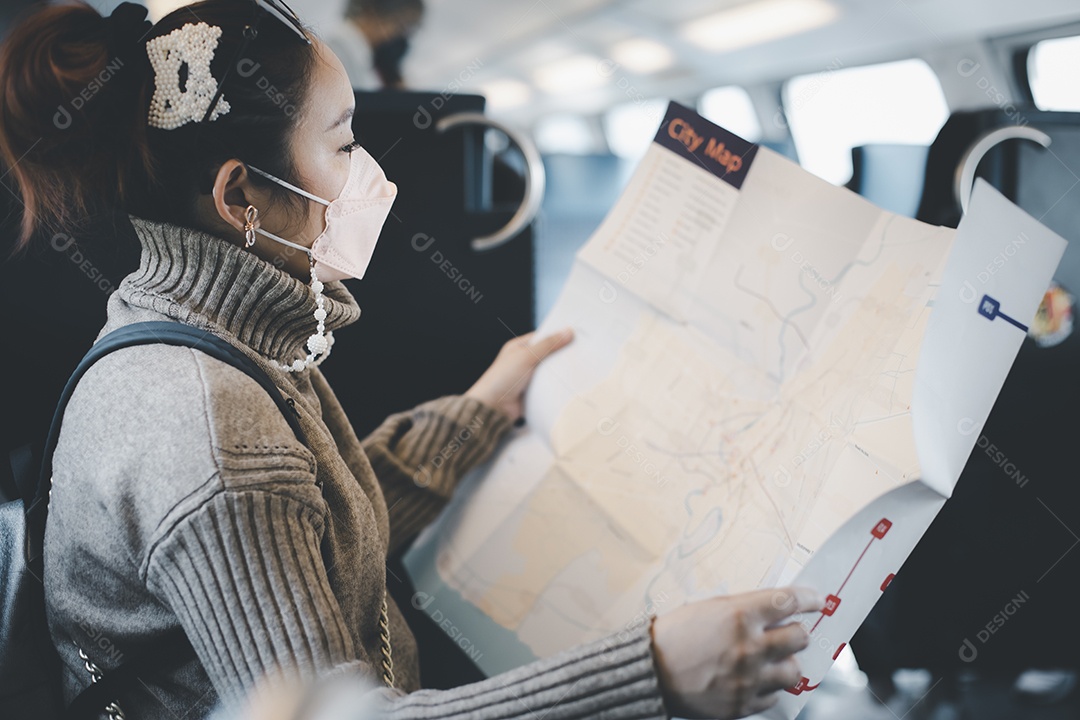 Mão de mulher segura mapa da cidade para viagem e modelo de mapa com ponto de localização IA