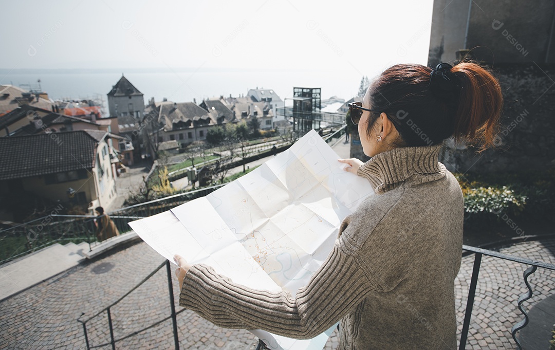 Mão de mulher segura mapa da cidade para viagem e modelo de mapa com ponto de localização IA