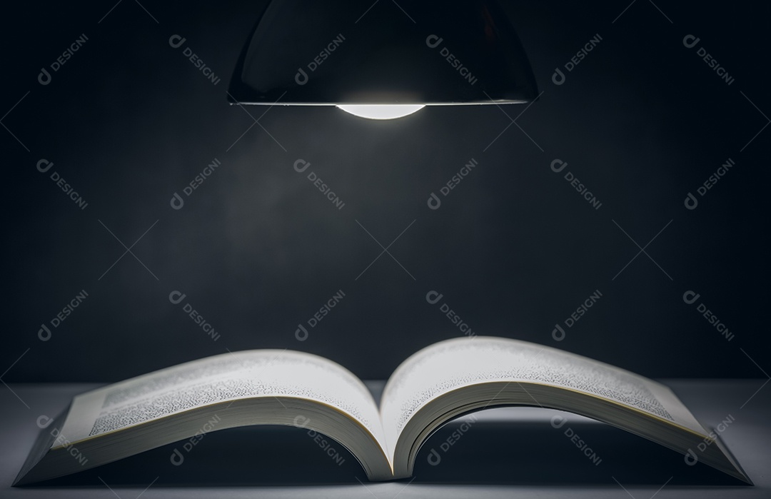 Luminária com notas de livro estilo vintage fundo escuro IA