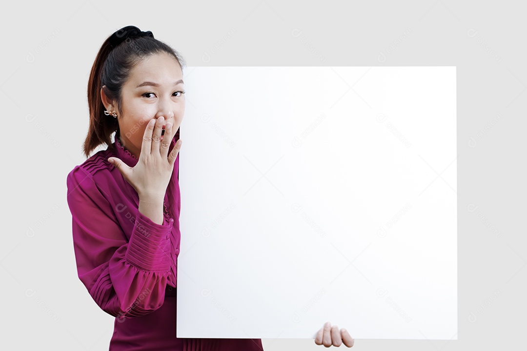 Negócios Jovem asiático alegre segurando uma grande placa branca IA