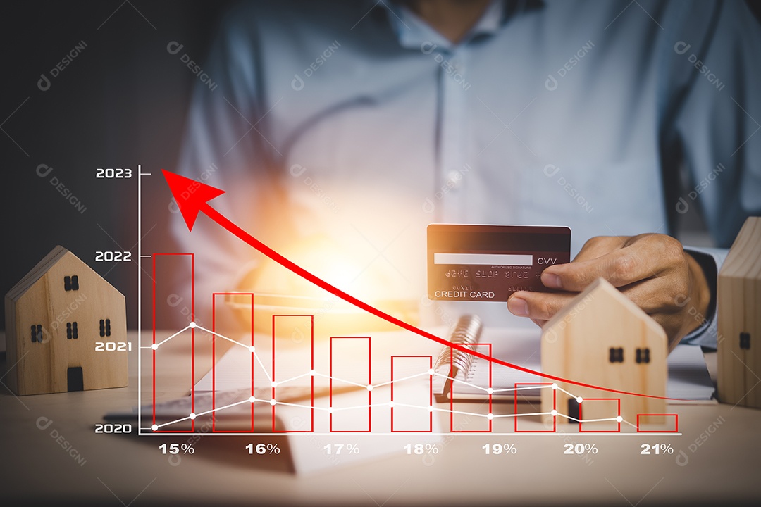 Empresário segurando cartão de crédito e usando smartphone no escritório em casa IA