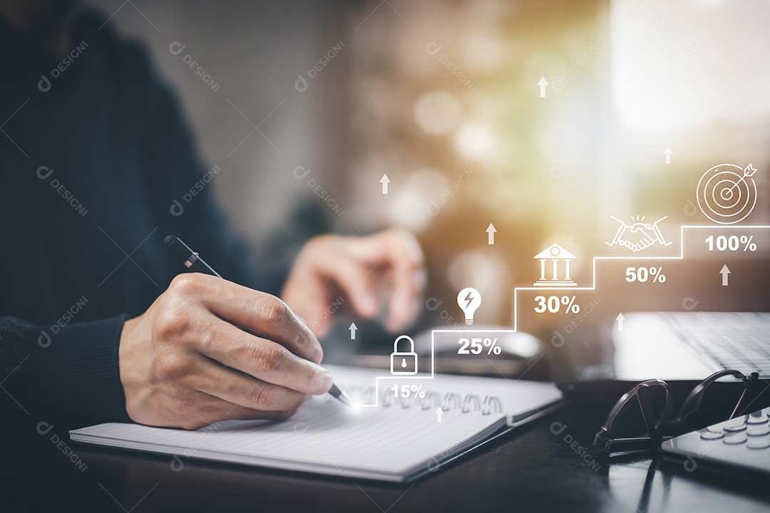 Homem usando caneta escreve projeto e pasta do Sistema de Gerenciamento de Documentos IA