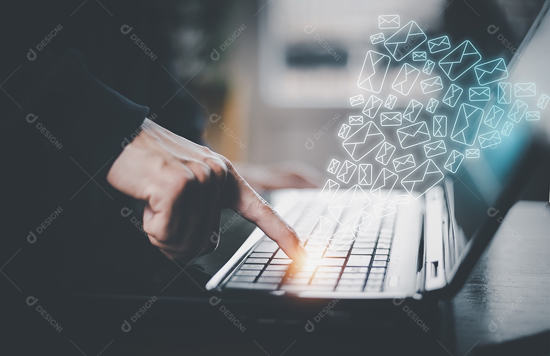 Mão de empresário pressionando o teclado para enviar o e-mail do laptop IA