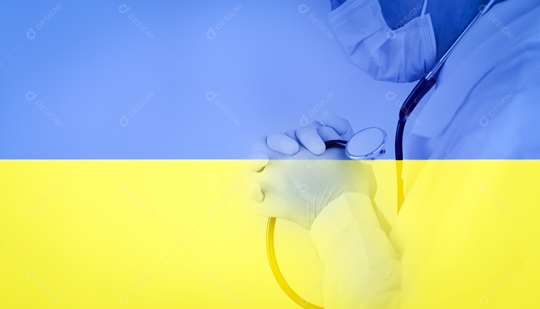 Médico ou cientista com um estetoscópio segurando a vacina sobre bandeira da ucrânia IA