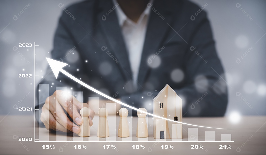 Mão de empresário escolhendo modelo de mini casa de madeira do modelo na mesa de madeira IA