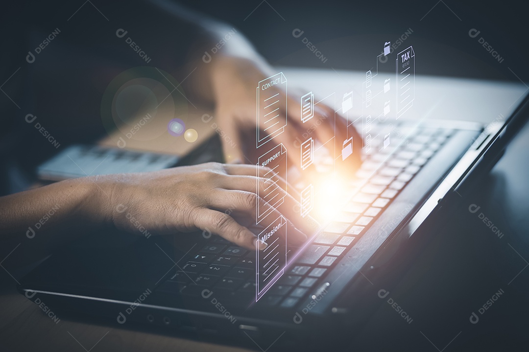 Mão usando laptop e pasta de toque do Sistema de Gerenciamento de Documentos IA