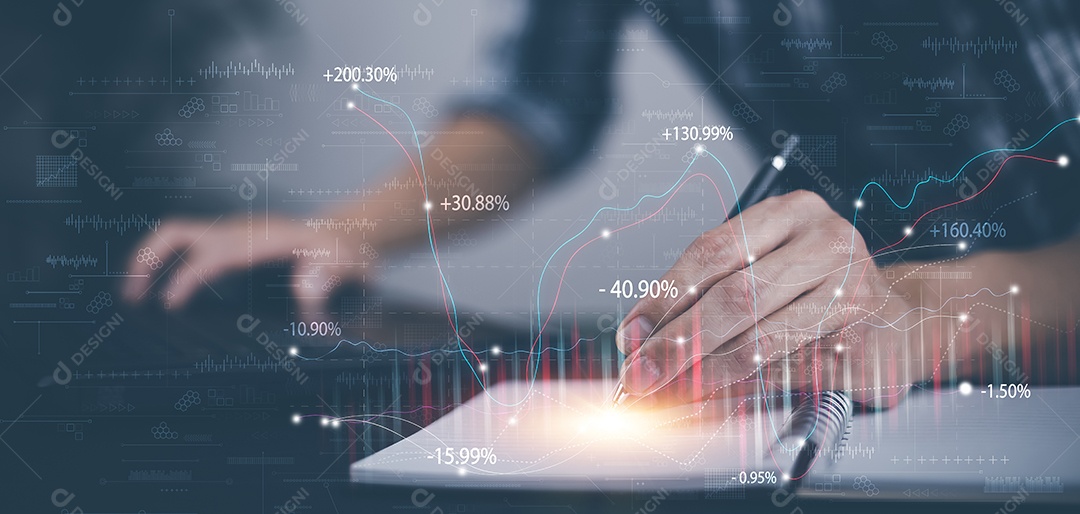 Homem usando caneta escreve projeto e pasta do Sistema de Gerenciamento de Documentos IA