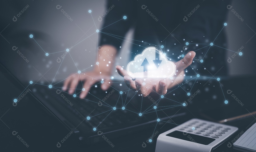 O empresário mantém informações de dados sobre o conceito de rede de armazenamento na Internet e tecnologia de computação em nuvem IA