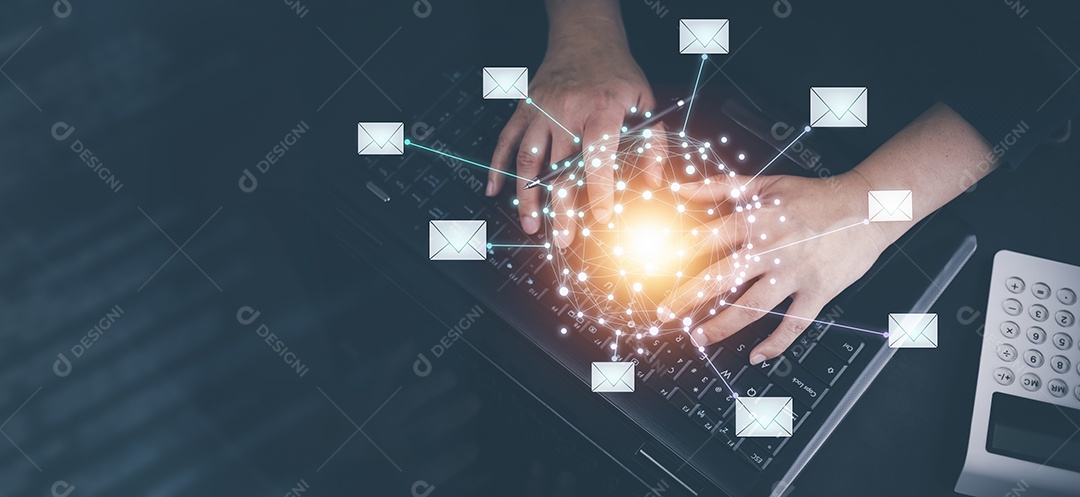 Mão de empresário toca pasta do sistema de gerenciamento de documentos IA