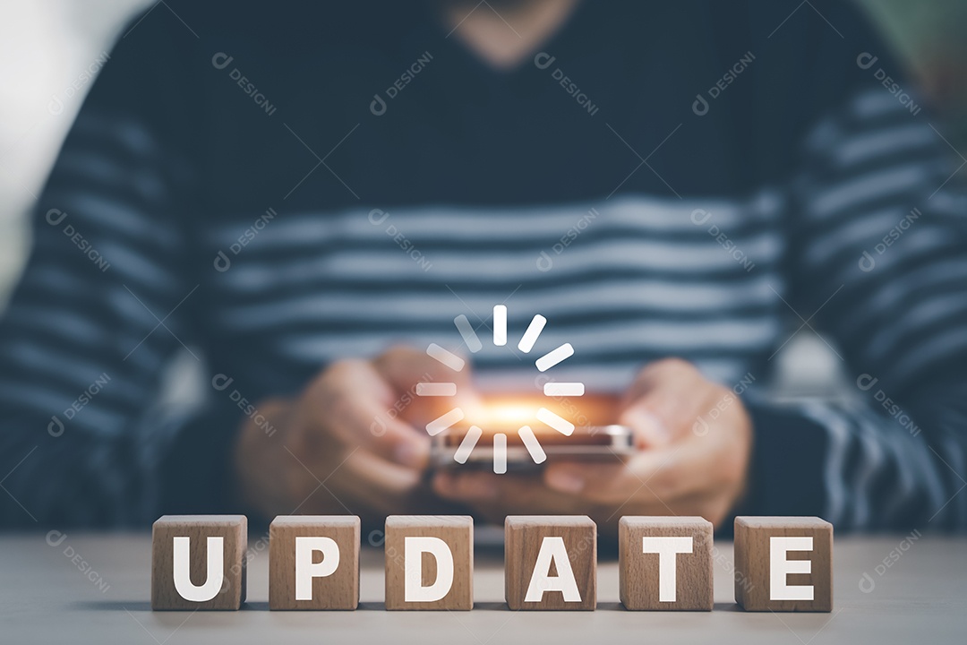 Smartphone e cubo de bloco de madeira atualização de software atualização de programa de computador estagiário de tecnologia empresarial IA