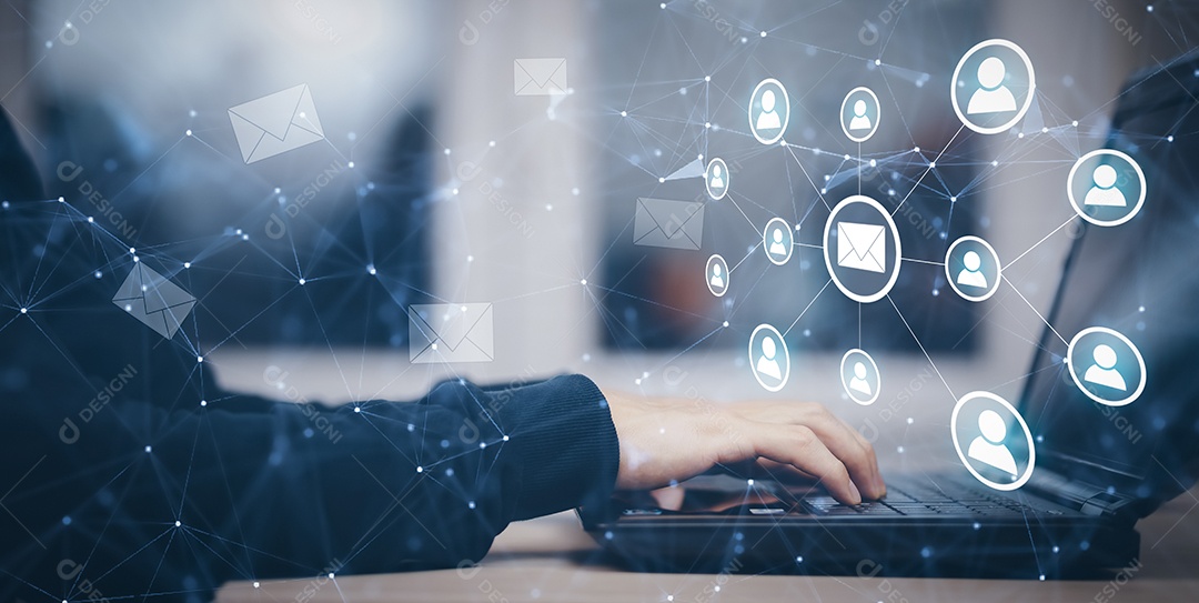 Mão de empresário pressionando o teclado para enviar o e-mail do computador portátil IA