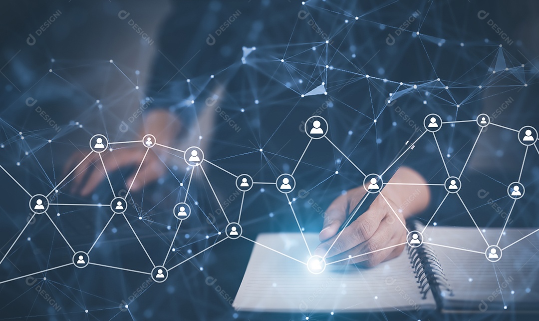 Homem usando caneta escreve projeto e pasta do Sistema de Gerenciamento de Documentos IA