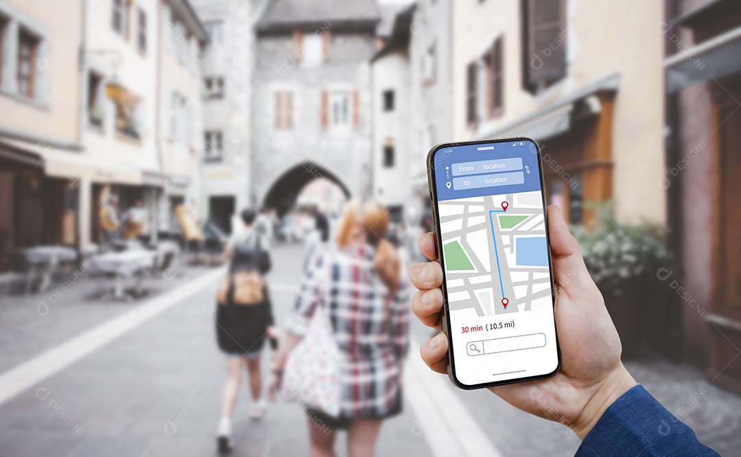 Mão segurando smartphone com turistas usando aplicativos de navegação de mapa GPS no smartphone fundo de estrada desfocado IA