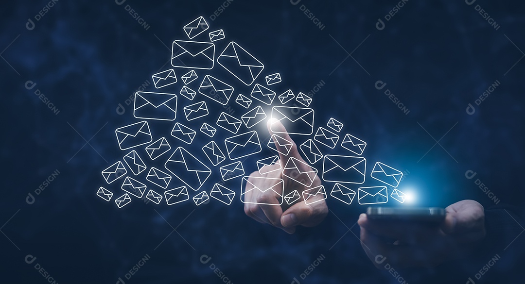 Empresário usando um smartphone para enviar e receber um e-mail para negócios IA